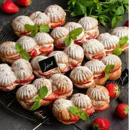 Изысканные профитроли с крем-сыром и свежей клубникой - Закажите онлайн, Вкусные десерты для мероприятий и вечеринок